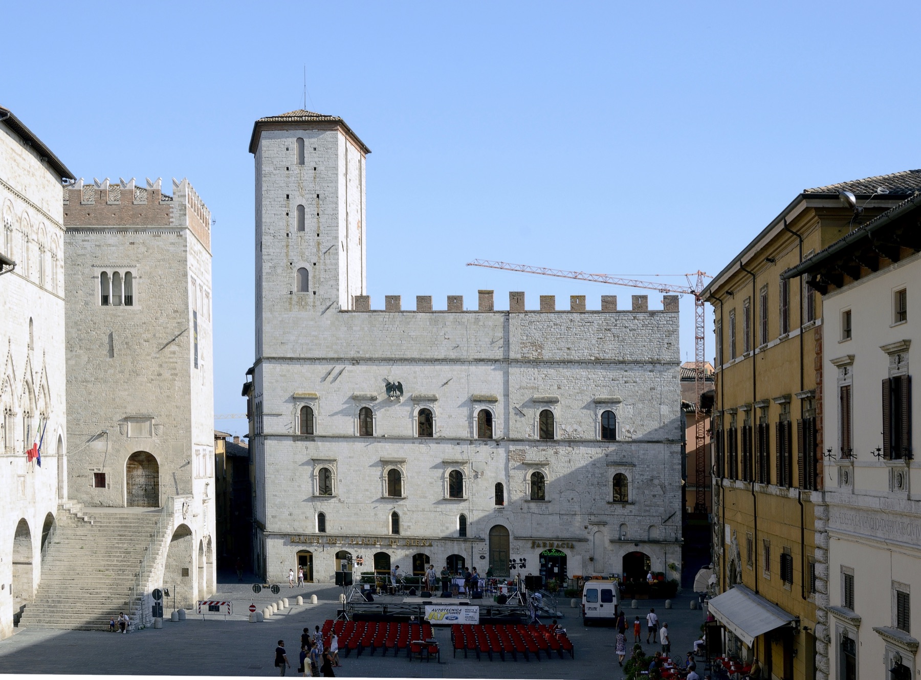 Palazzo dei Priori a Todi, facciata in pietra medievale